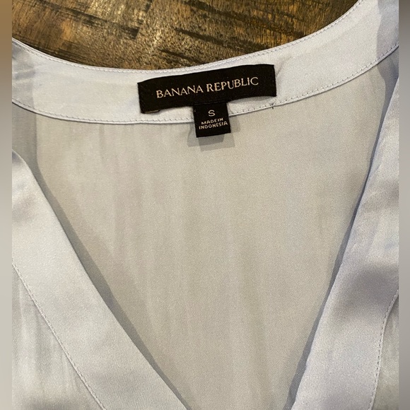 Banana Republic Silky Blue Sleeveless V-neck Blouse Size Small top shirt - Picture 2 of 6